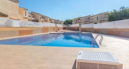 Very bright and fresh bungalow with terrace, swimming pool and close to the best beaches.