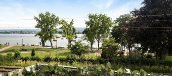 Central Apartment “Reichenaublick” on Lake Constance with Lake and Mountain Views