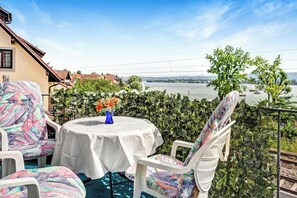 Outdoor dining - Central Apartment “Reichenaublick” on Lake Constance with Lake and Mountain Views (Allensbach)