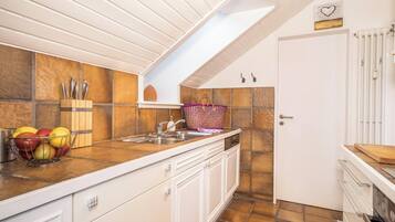 Een koelkast, een oven, een kookplaat, een vaatwasser