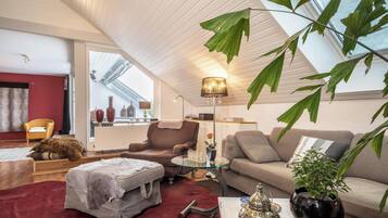 Een televisie en een open haard