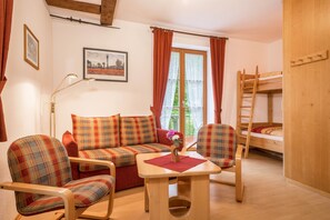 1 bedroom, free WiFi, bed sheets - Holiday Apartment "Risthof 1" with Wi-Fi, Shared Garden, Sauna & Playground (Owingen)