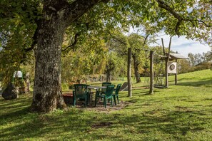 Outdoor dining - Holiday Apartment "Risthof 4" Balcony, Shared Garden, Sauna and Playground (Owingen)