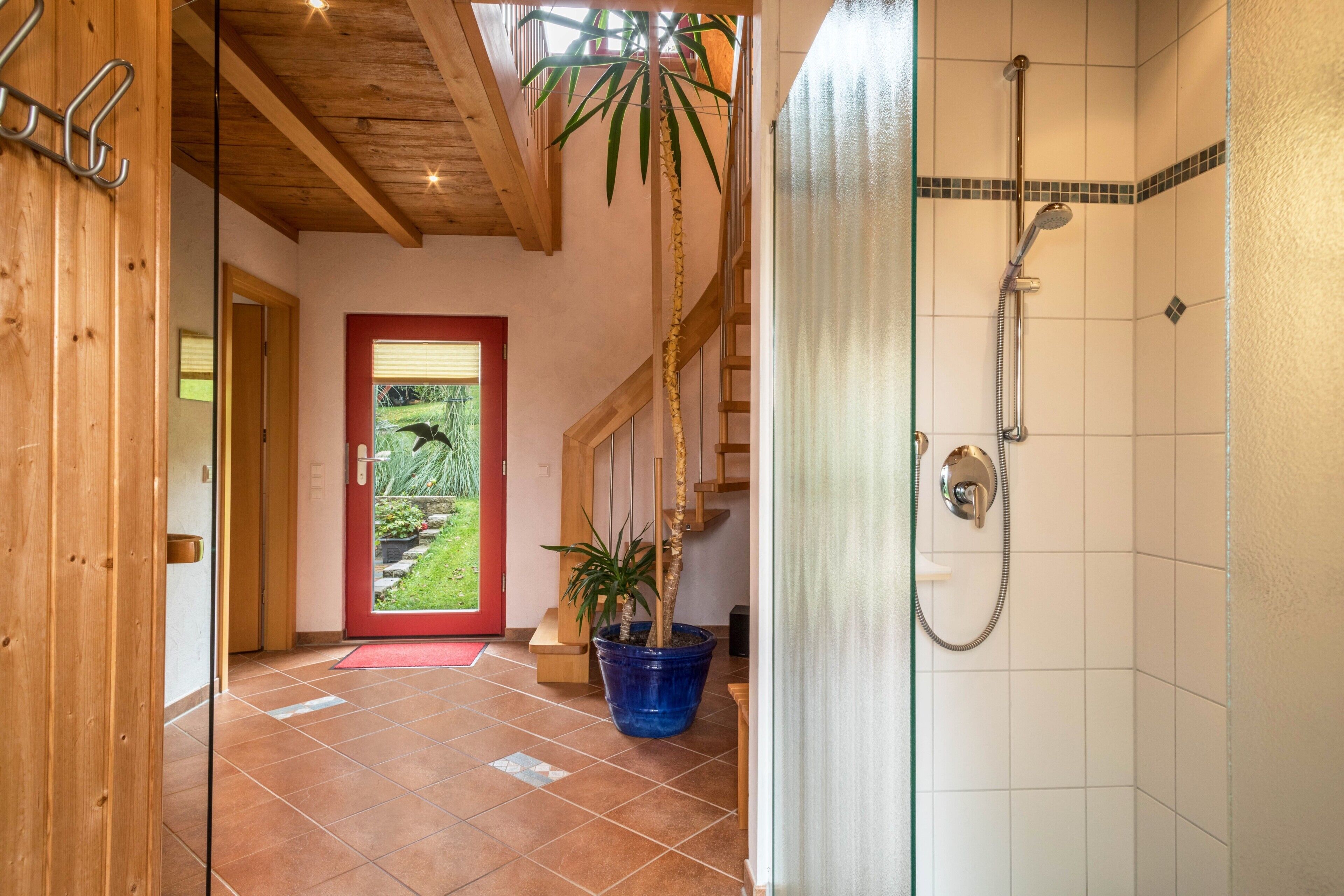 Dusche, kostenlose Toilettenartikel, Haartrockner, Handtücher