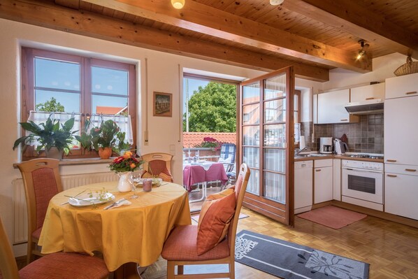 Fridge, oven, stovetop, dishwasher - Holiday Apartment ‘Haus Desor’ with Lake View, Wi-Fi, Balcony (Kressbronn)