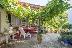 Outdoor dining - Holiday Apartment ‘Haus Desor’ with Lake View, Wi-Fi, Balcony (Kressbronn)