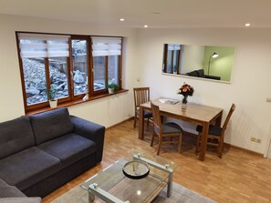 TV, books - Family-friendly apartment for 4 pers. (max. 5 pers.) (Offenburg)