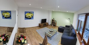 TV, books - Family-friendly apartment for 4 pers. (max. 5 pers.) (Offenburg)
