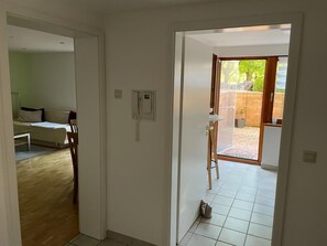TV, books - Family-friendly apartment for 4 pers. (max. 5 pers.) (Offenburg)