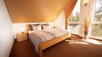 3 室のベッドルーム、アイロン / アイロン台、WiFi (無料)、ベッドシーツ