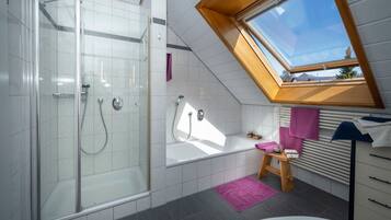 Badewanne, Haartrockner, Handtücher