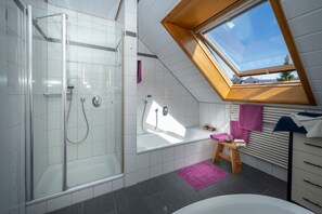 Bathtub, hair dryer, towels - Large Holiday Apartment "Vestner" on Lake Constance with Wi-Fi, Balcony, Terrace & Garden (Öhningen)
