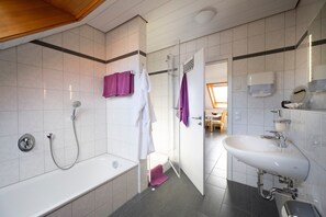 Baignoire, séchoir à cheveux, serviettes fournies