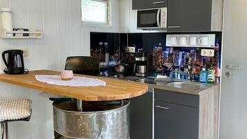 Geladeira, micro-ondas, cooktop, cafeteira/chaleira