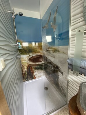 Douche, sèche-cheveux, serviettes fournies, savon