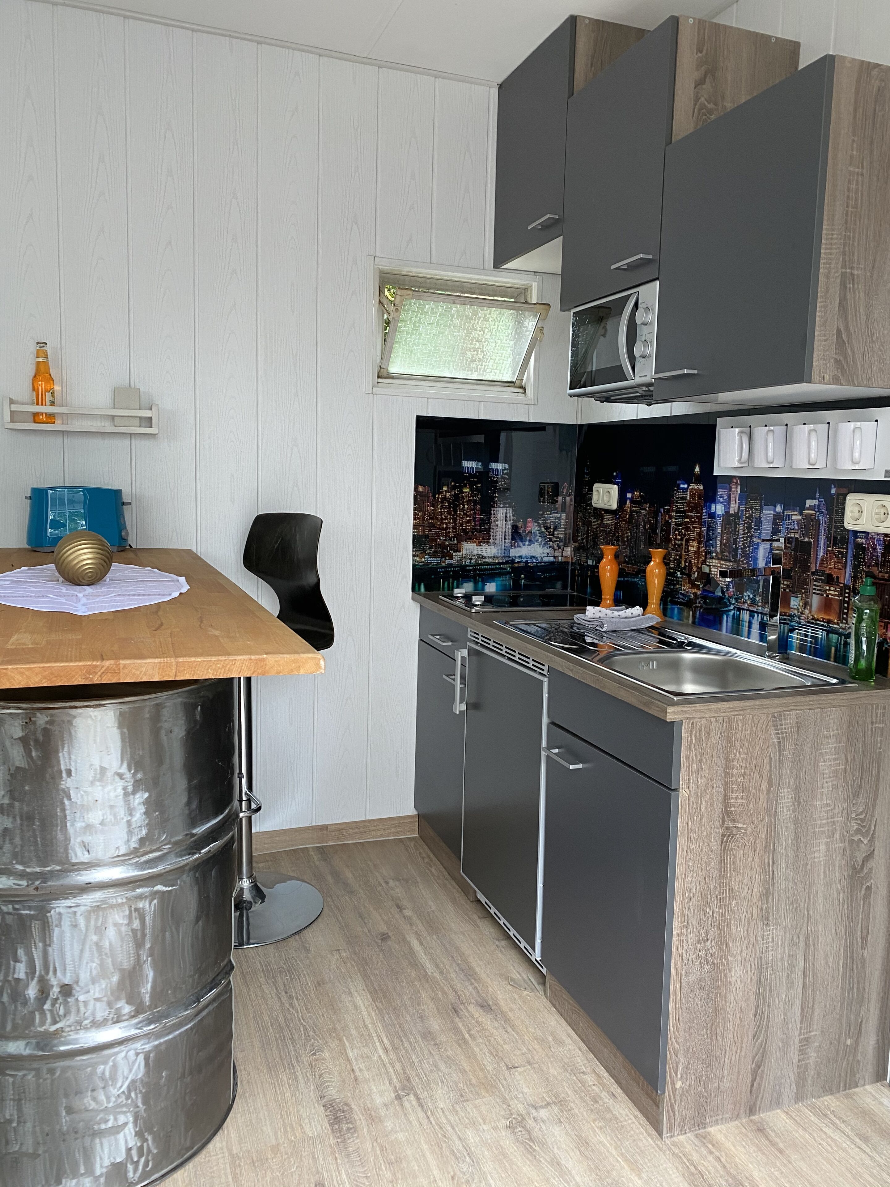 Kühlschrank, Mikrowelle, Herdplatte, Wasserkocher mit Kaffee-/Teezubehör