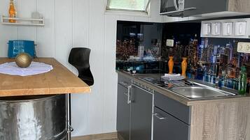 Kühlschrank, Mikrowelle, Herdplatte, Wasserkocher mit Kaffee-/Teezubehör