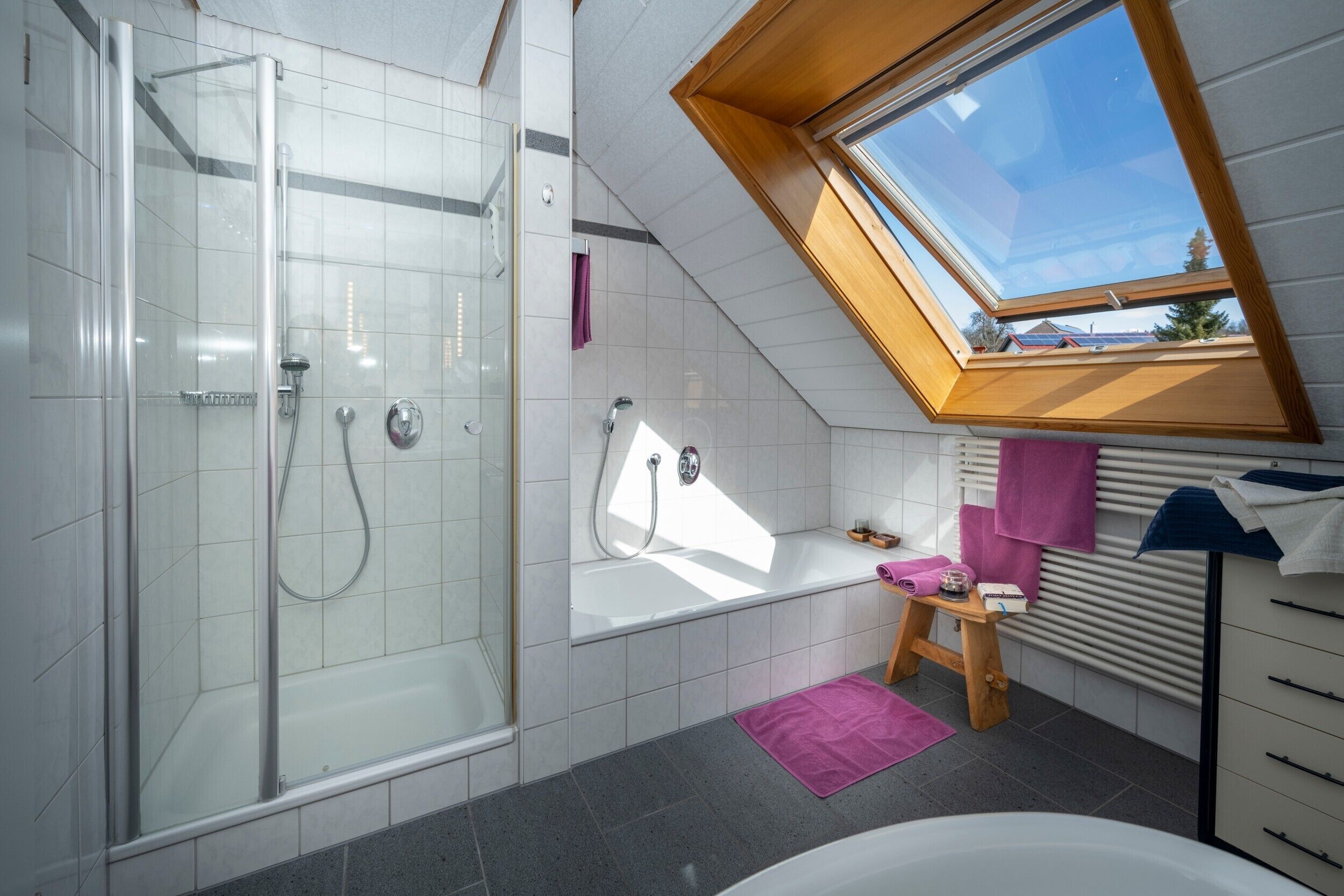 Badewanne, Haartrockner, Handtücher