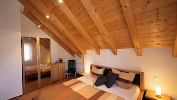 5 bedrooms, iron/ironing board, free WiFi, bed sheets
