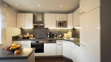 Kylskåp, mikrovågsugn, ugn och spishäll