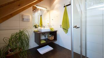 Baignoire, articles de toilette gratuits, sĂšche-cheveux