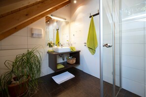 Tina, amenidades de baño gratuitas, secadora de cabello, toallas 