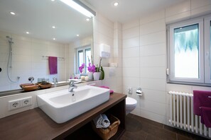 Tina, amenidades de baño gratuitas, secadora de cabello, toallas 