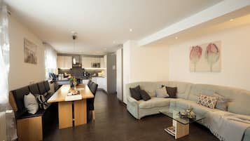 Télévision, lecteur de DVD, table de tennis de table, chaßne hi-fi