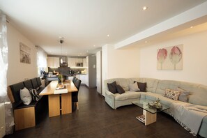 Télévision, lecteur de DVD, table de tennis de table, chaîne hi-fi