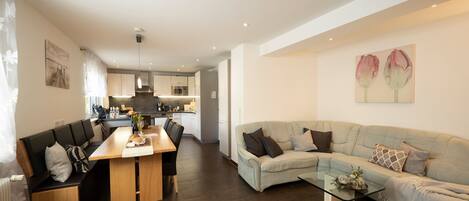 Fernseher, DVD-Player, Tischtennisplatte, Stereoanlage