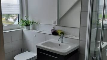 Habitació doble | Bany | Dutxa, assecador de cabells, tovalloles i paper higiènic