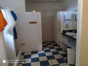 Shower, bidet, towels, toilet paper - Quarto 2 Pessoas +2 Beliches.casa Banho Privativa Dentro do Quarto (Airaes FELGUEIRAS)