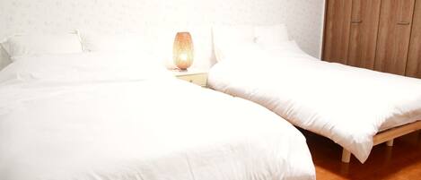 3 室のベッドルーム、デスク、アイロン / アイロン台、WiFi (無料)