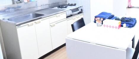 Kühlschrank, Mikrowelle, Herdplatte, Kochgeschirr/Geschirr/Besteck