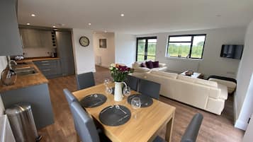 Family Cottage, Private Bathroom (Blackberry) | Restaurant