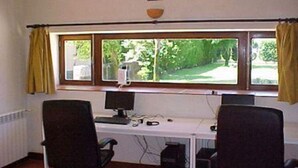 A room with a white desk, two black office chairs, a computer, and a window with curtains. - Quarto 2 Pessoas +1 Beliche .casa de Banho Privativa no Corredor (Airaes FELGUEIRAS)