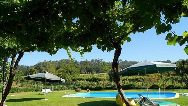 Ein Poolbereich mit zwei Pools, Liegestühlen und Sonnenschirmen.