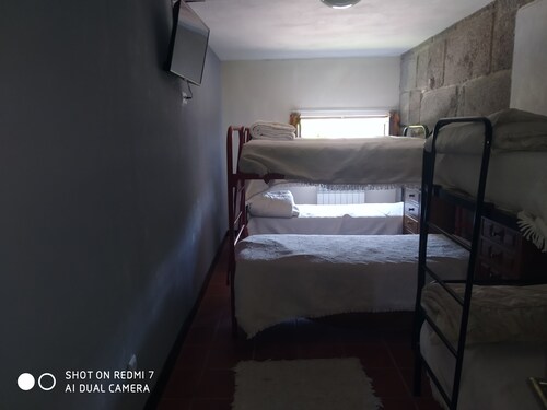 Quarto 6 Pessoas .casa de Banho Privativa no Corredor