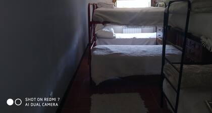 Quarto 6 Pessoas .casa de Banho Privativa no Corredor