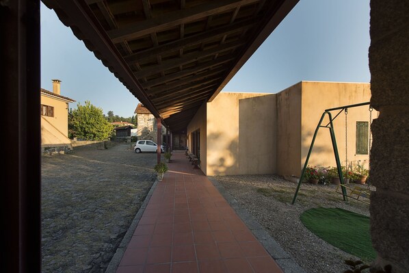 Terrace/patio - Quarto16 Pessoas . Casa de Banho Privativa no Corredor (Airaes FELGUEIRAS)