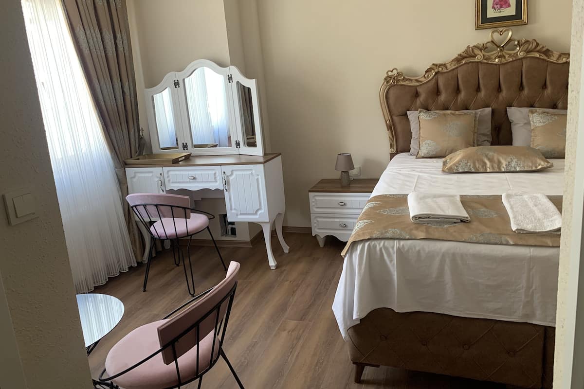 Family Room | 3 bedrooms, desk, soundproofing, free WiFi