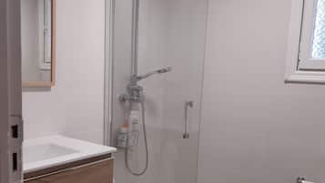 Een douche, een haardroger, handdoeken
