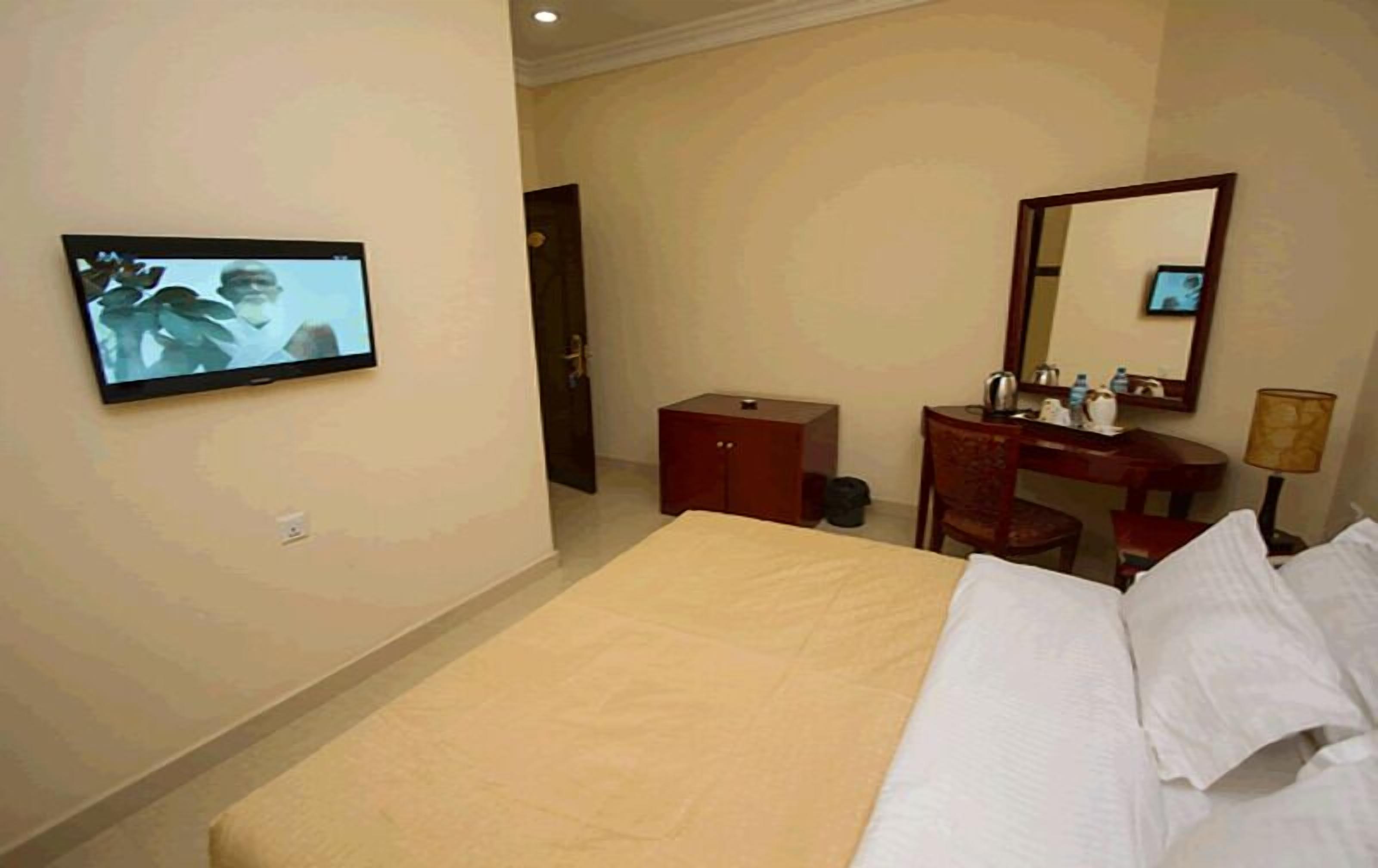 standard room | desk, laptop workspace, iron/ironing board, free wifi