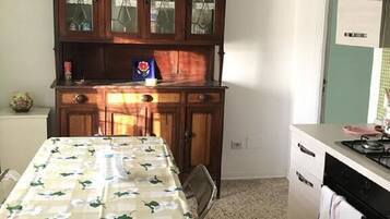 Kühlschrank, Ofen, Herdplatte, Kochgeschirr/Geschirr/Besteck