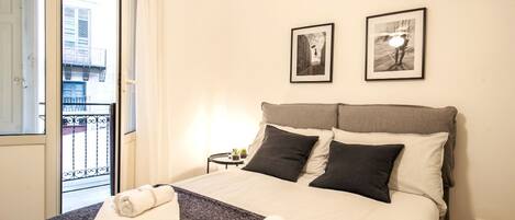 2 dormitorios, escritorio, tabla de planchar con plancha y wifi