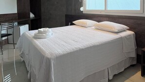 A modern hotel room with a large bed, a desk, and a window with a view. - Shelton Palace Hotel (Paranavaí)