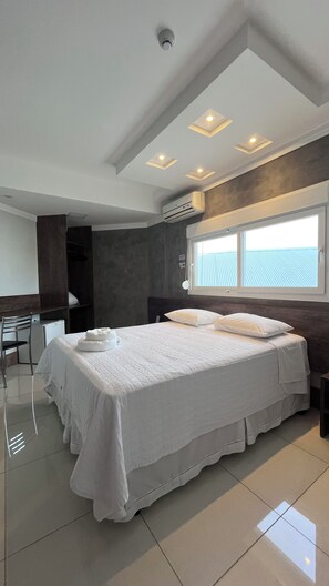 Habitación Deluxe doble, 1 cama de matrimonio, no fumadores, vistas a la ciudad | Ropa de cama hipoalergénica, sistema de insonorización, wifi gratis