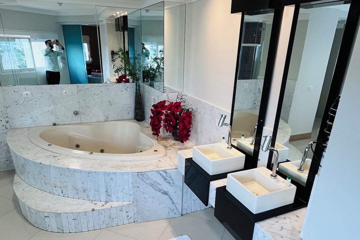 deluxe studio suite | bathroom | towels, soap, shampoo, toilet paper