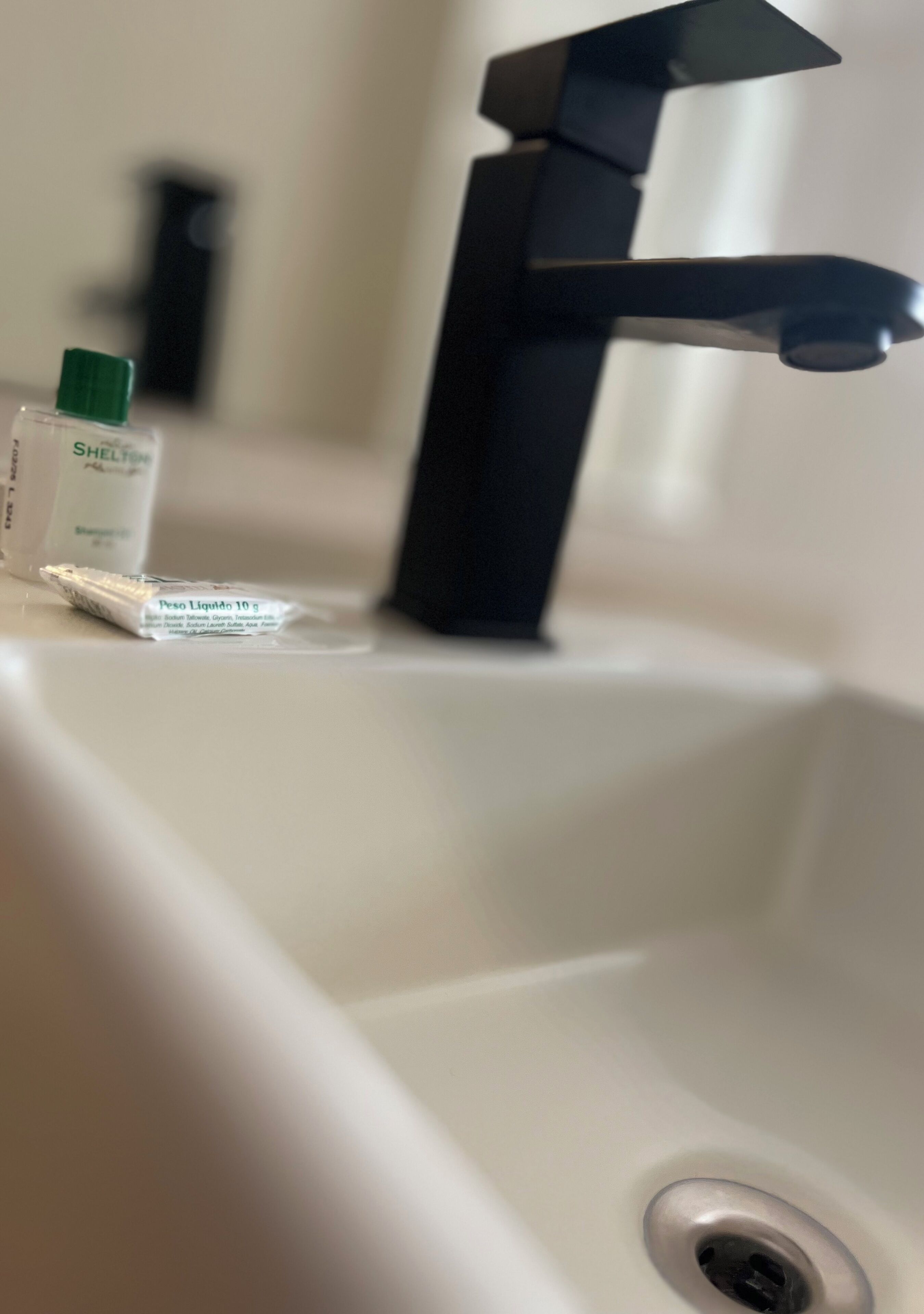 deluxe double room, 1 queen bed, non smoking, city view | bathroom | towels, soap, shampoo, toilet paper