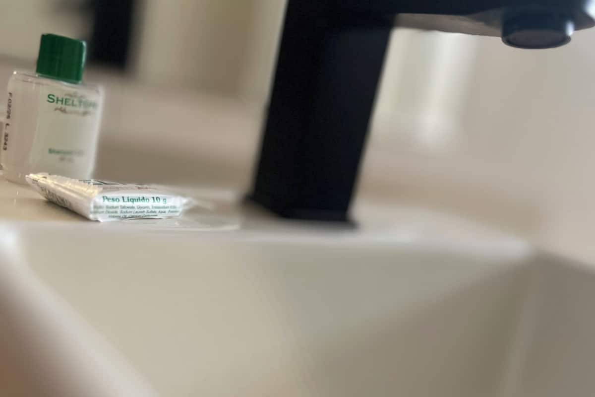 deluxe double room, 1 queen bed, non smoking, city view | bathroom | towels, soap, shampoo, toilet paper